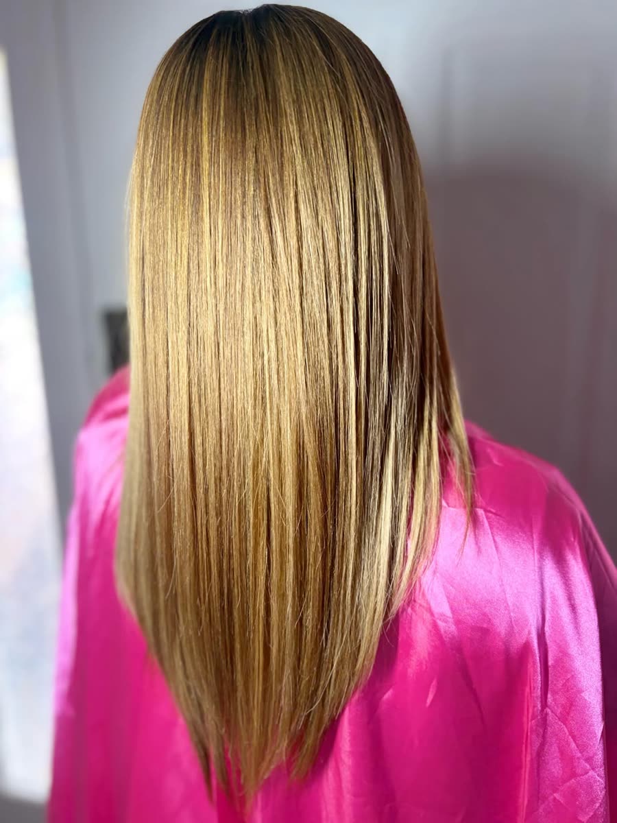 Resultado: cabello rubio liso con brillo después del tratamiento de células madre.