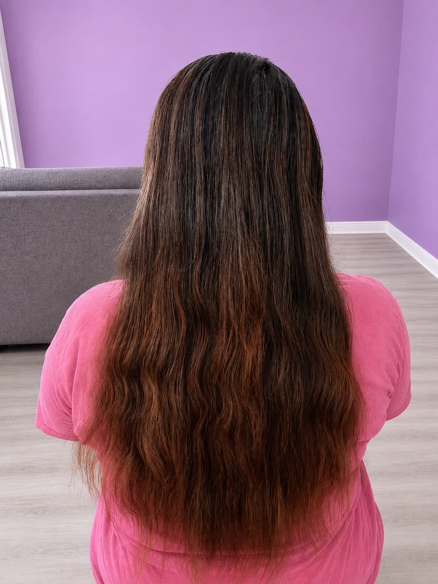 Antes: cabello castaño largo, ondulado y con frizz marcado.