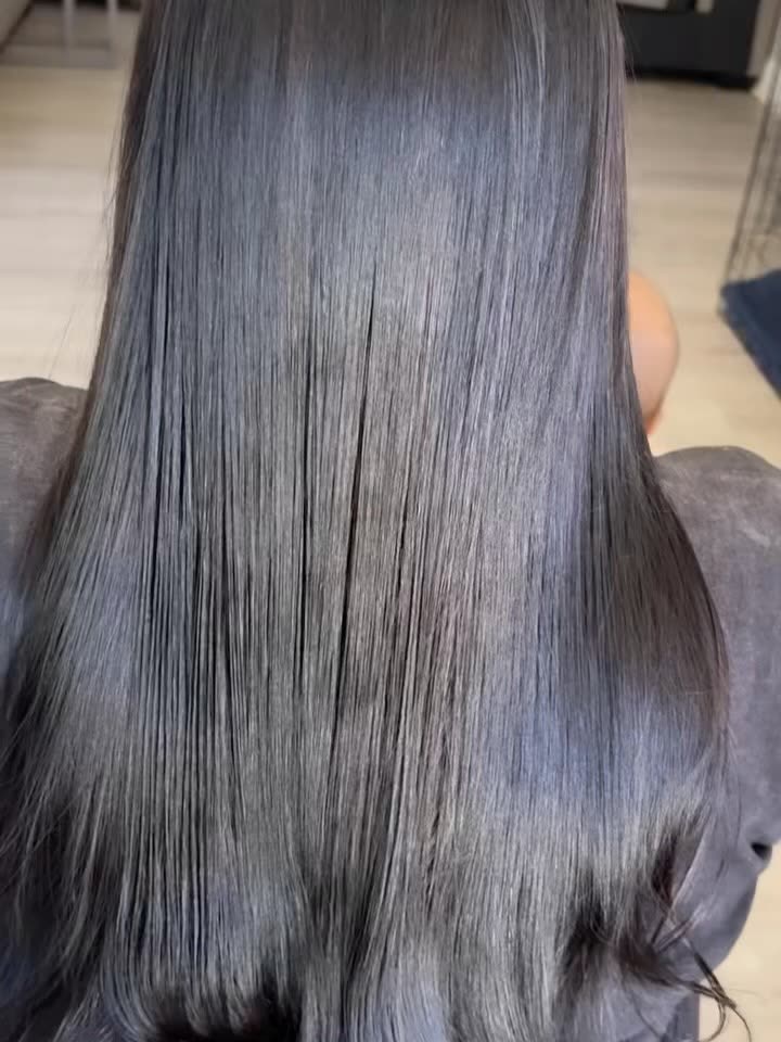 Después: el mismo cabello liso, con brillo y movimiento.